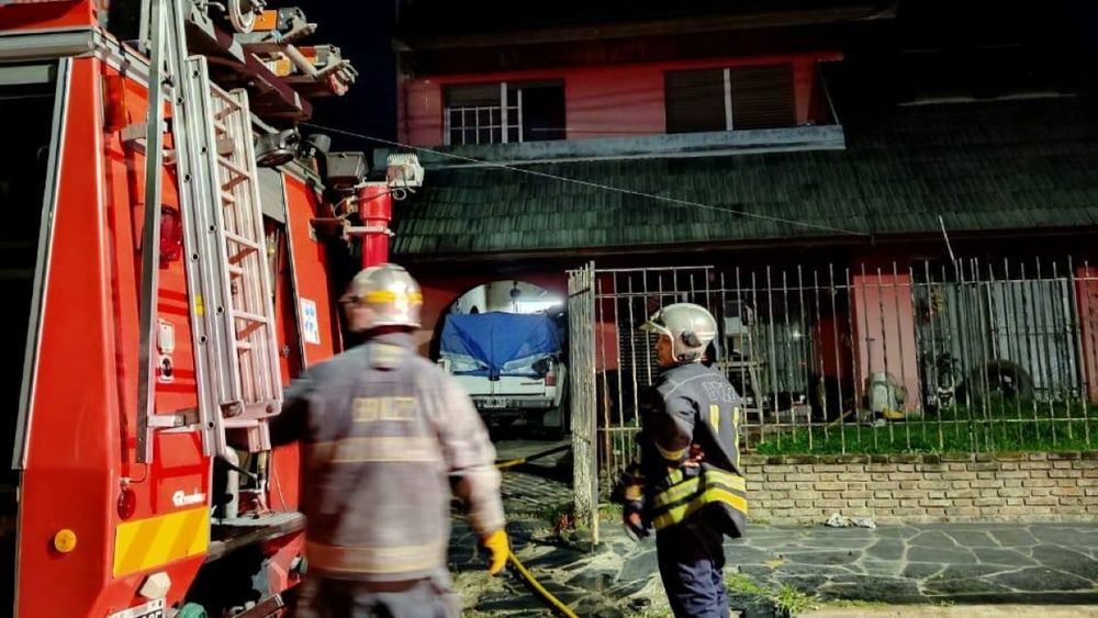 Los Bomberos de Lomas en el lugar del incendio. Los Bomberos de Lomas en el lugar del incendio.
