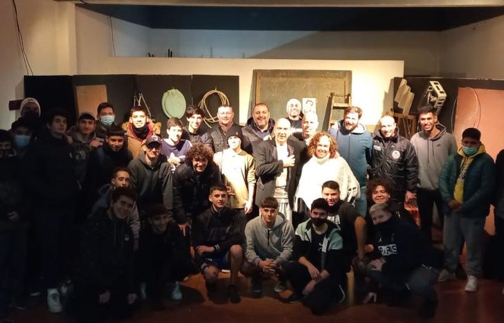 La sala de teatro y el club están listos para recibir a cientos de chicos y chicas.