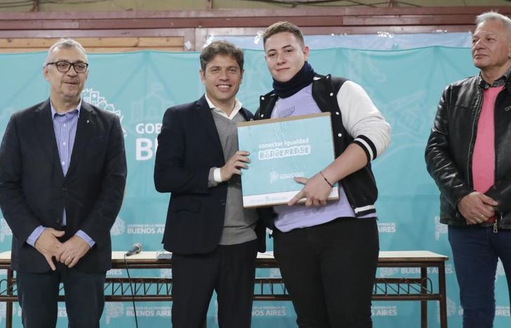 el gobernador entregó computadoras para estudiantes en San Isidro.