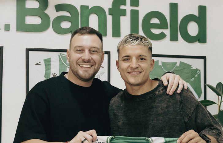 Junto a Matías Mariotto, Adoryan firmó su nuevo vínculo con Banfield.
