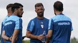 El DT del Celeste hace cambios obligados ante el Tricolor.