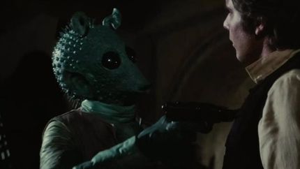 La actriz, máscara de por medio, en escena.