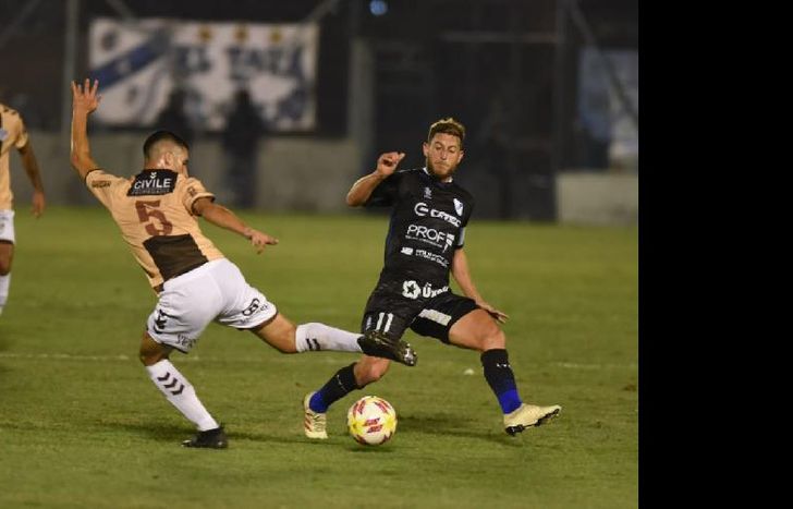 Temperley no jugó bien, pero aprovechó la pelota parada y logró un empate.