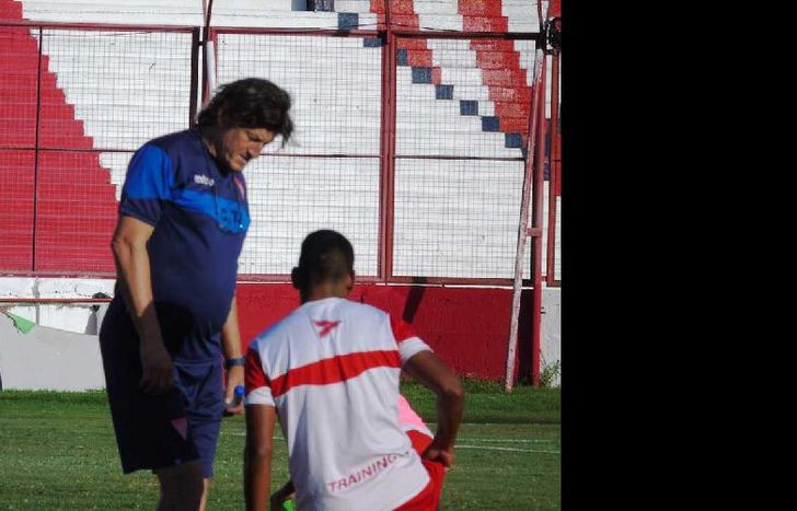 El nuevo entrenador dispuso de una práctica de fútbol de 40 minutos en el estadio. (Prensa Los Andes).