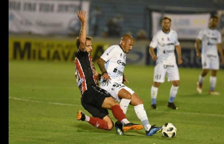 Hubo mucha lucha en el medio y el partido fue friccionado.