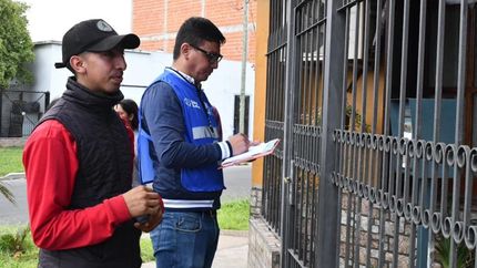 Van a las casas para hablar con los vecinos sobre las medidas de prevención.