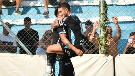 López levanta a Arregui tras abrir el marcador a los 16 del primer tiempo. López levanta a Arregui tras abrir el marcador a los 16 del primer tiempo.