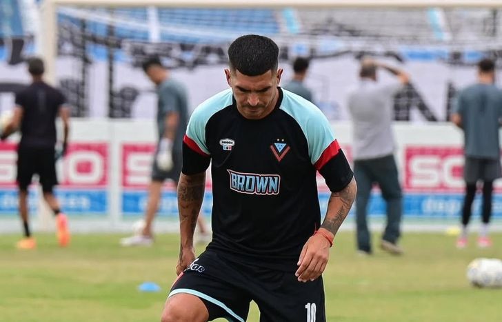 Matías Sproat la hace frente al flojo presente de Brown de Adrogué.