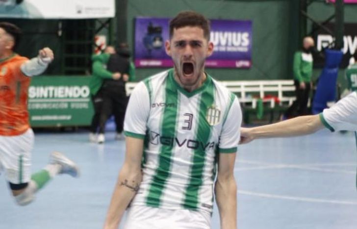 Diego Mercado festeja uno de los goles del Taladro.