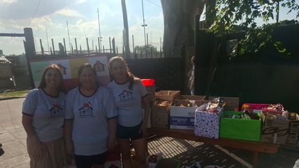 Entregaron 115 canastas con productos navideños y más de 80 para el Año Nuevo en Temperley. Entregaron 115 canastas con productos navideños y más de 80 para el Año Nuevo en Temperley.