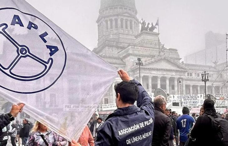 La Justicia suspendió el decreto que declara servicio esencial al transporte aéreo.