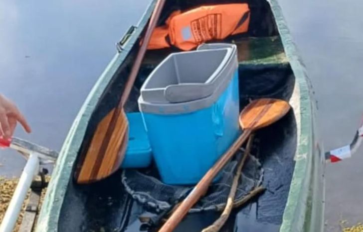 Intentó escapar remando en una canoa.