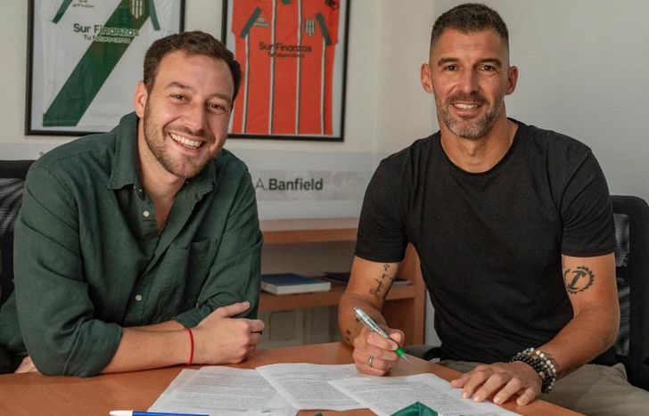 Andújar firmó su contrato con Banfield en el predio de Guillón.