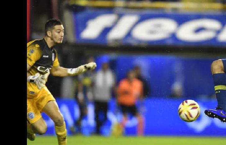 Wanchope Ábila toca al gol apenas comenzado el partido en La Bombonera.