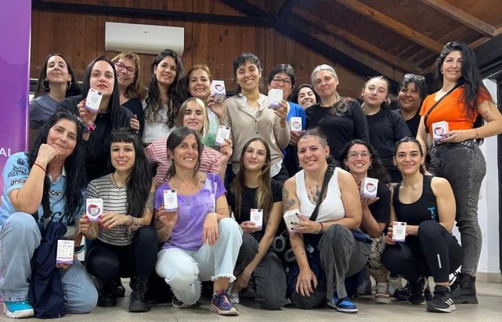 Todas las participantes de los talleres reciben copas menstruales.