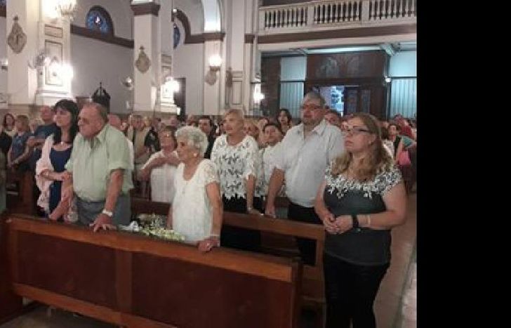 Dijeron “Sí, quiero” durante la bendición presidida por el párroco Rubén Revello.