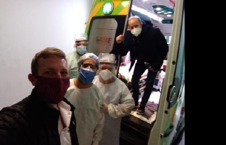 martín, al salir del Hospital, junto a los médicos que lo atendieron.