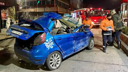 Tuvieron que cortar el techo del auto para rescatar a un joven atrapado. Tuvieron que cortar el techo del auto para rescatar a un joven atrapado.