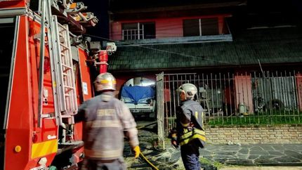 Los Bomberos de Lomas en el lugar del incendio. Los Bomberos de Lomas en el lugar del incendio.