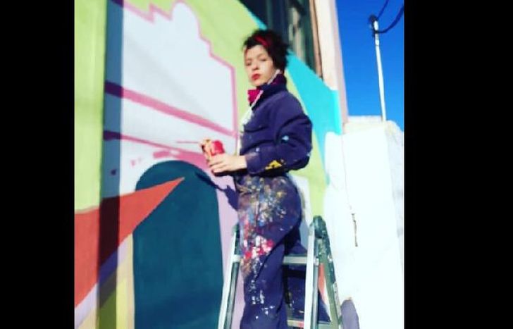 La artista en plena acción.