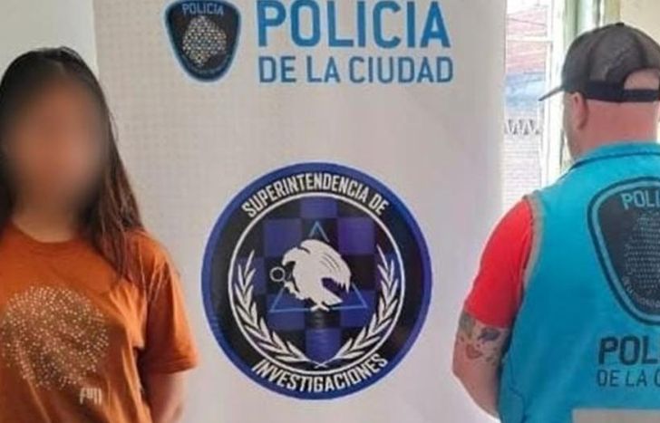 La joven fue detenida en su casa.