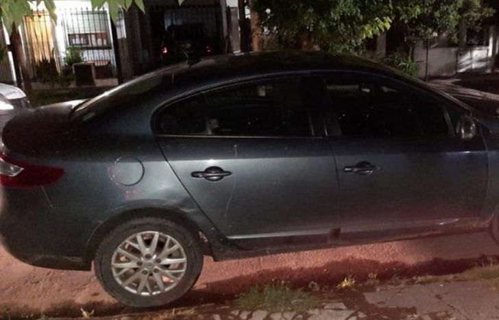 El Renault Fluence gris oscuro que robaron los delincuentes.