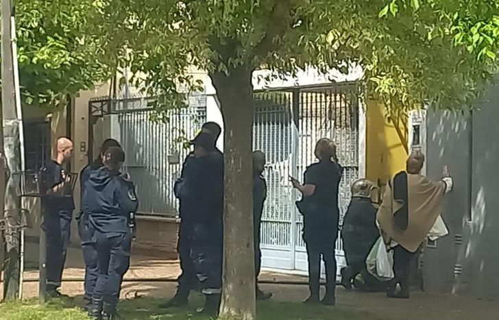 Operativo de Bomberos y Policía en el lugar de la explosión.