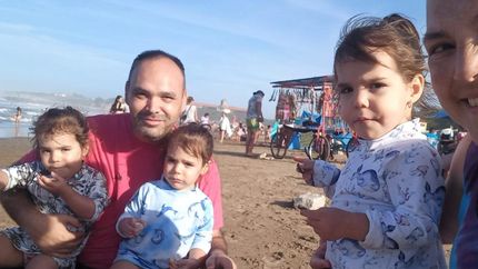 Disfrutando de la arena y el mar.