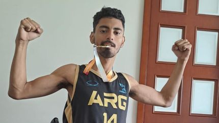 Santiago, con su medalla dorada.