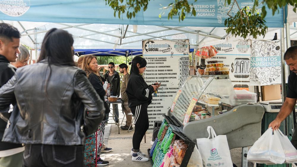 El Mercado de la Comunidad funciona en la Plaza Libertad de Lomas. El Mercado de la Comunidad funciona en la Plaza Libertad de Lomas.