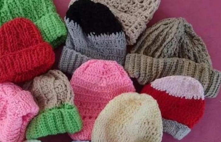 Algunos de los gorritos hechos por los vecinos de Lomas.