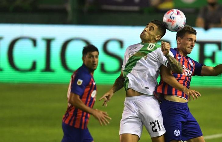 Payero y Pittón disputan el balón en las alturas.