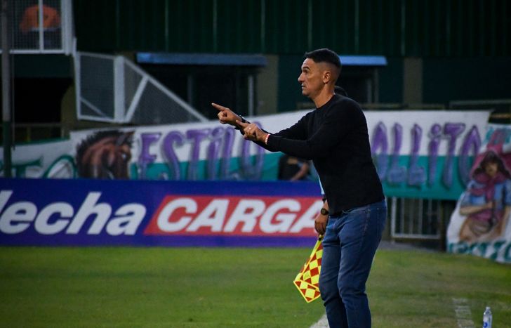 Leonardo Lemos dand indicaciones en Caballito.