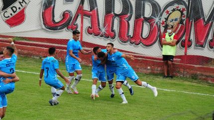 Brotzman recibe el abrazo de sus compañeros. Brotzman recibe el abrazo de sus compañeros.