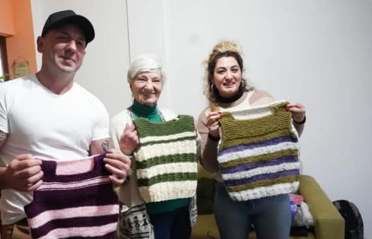 Mirta ya tejió unos 60 chalecos, pero necesita más ovillos para seguir con la acción social.