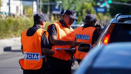 Los efectivos interceptan vehículos e identifican a los ocupantes.