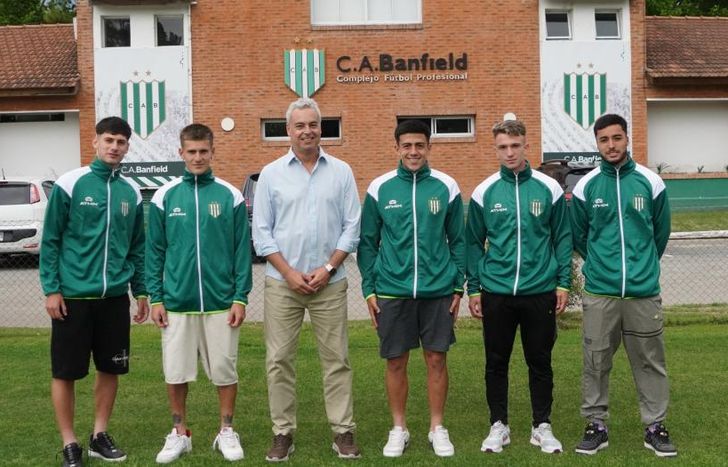 El presidente Eduardo Spinosa posó con los pibes de Banfield.