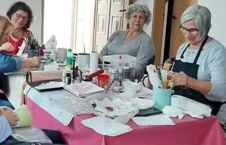 La mayoría de las actividades se llevan a cabo en la sede de Maipú 254.