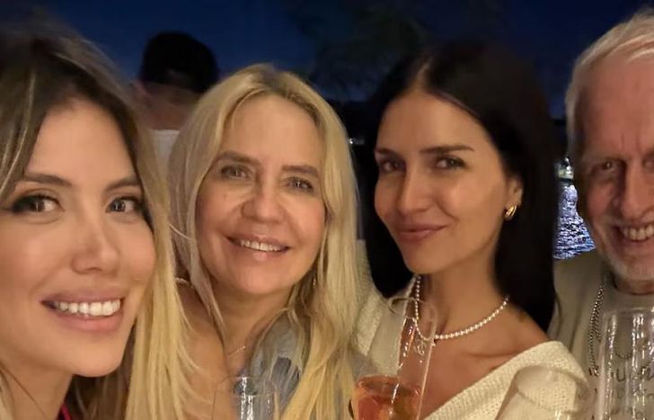 Wanda Nara, con su hermana Zaira y sus padres.