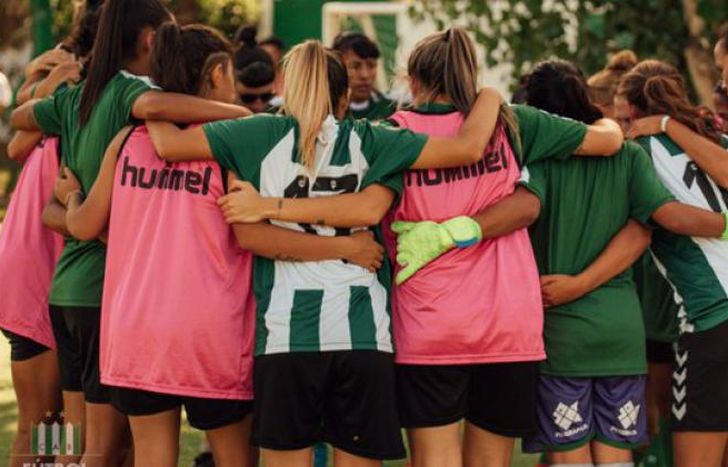 Las chicas tienen todo listo para el primer entrenamiento.