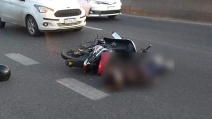 La mujer murió tras chocar con un auto en Camino Presidente Perón.