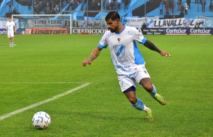 Esparza volvió a destacarse con la camiseta de Temperley y fue fundamental para un triunfo muy festejado.
