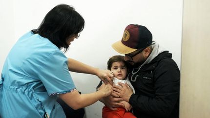 La vacuna es para las niñas y niños de 6 meses a 5 años.