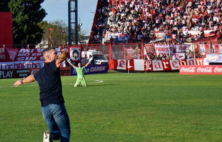 El festejo de Nicolás Domingo tras la victoria de Temperley sobre Los Andes.