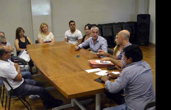 el titular del imptce junto a un grupo de emprendedores.