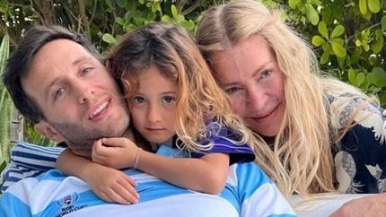 Mila, con su papá y su abuela Cris Morena.
