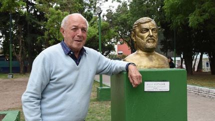 Con el busto de Cortázar, a quien conoció en el bar El Sol.