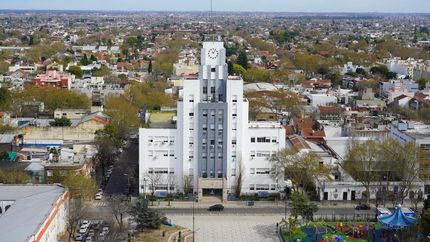 En 1875, Grigera donó un terreno ubicado entre las calles Sáenz, Manuel Castro y Azara.