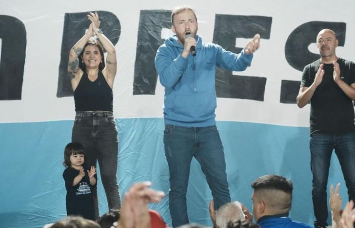 Otermín, junto a su esposa, Daniela Vilar, y Adrián Santarelli.