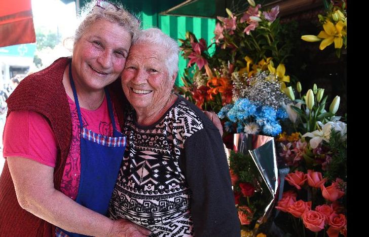 madre e hija se hacen compañía y trabajan juntas.